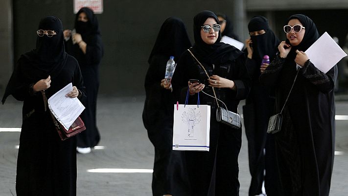 Telediario 1 - Arabia Saudí cambia sus normas para permitir que las mujeres puedan viajar sin un hombre