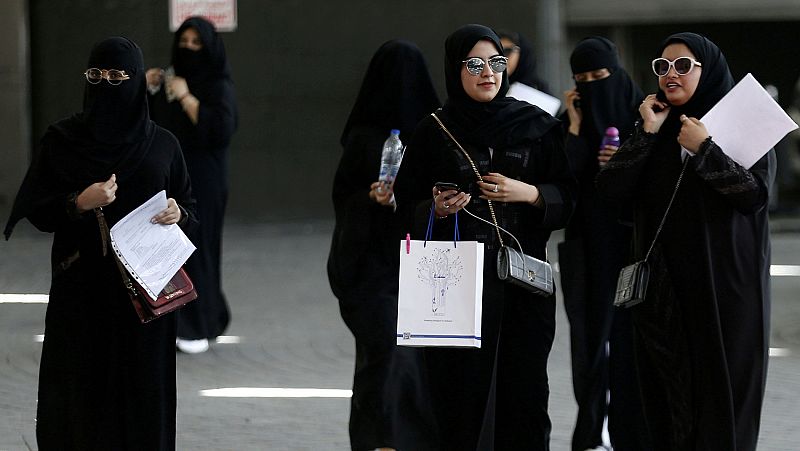 Arabia Saudí cambia sus normas para permitir que las mujeres puedan viajar sin un hombre