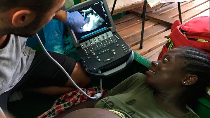 Telediario 1 - Evacúan a tres mujeres del Open Arms, dos de ellas embarazadas, y siguen a bordo 121 migrantes