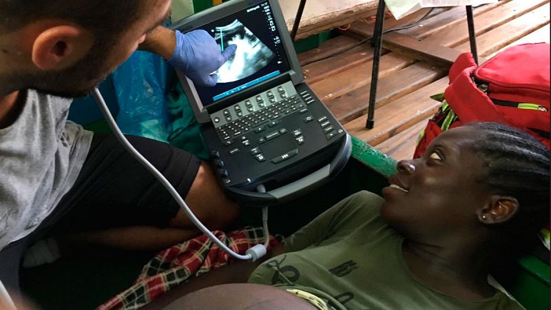 El Open Arms busca un puerto donde desembarcar a los 120 inmigrantes rescatados en alta mar