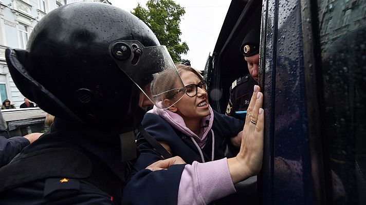 La policía detiene a la dirigente opositora rusa Liubov Sobol junto a cientos de manifestantes