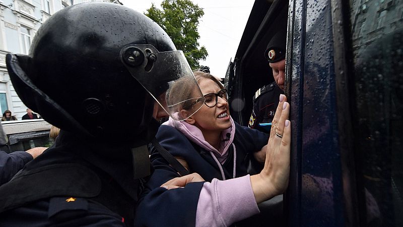 La policía detiene a la dirigente opositora rusa Liubov Sobol junto a cientos de manifestantes - ver ahora 