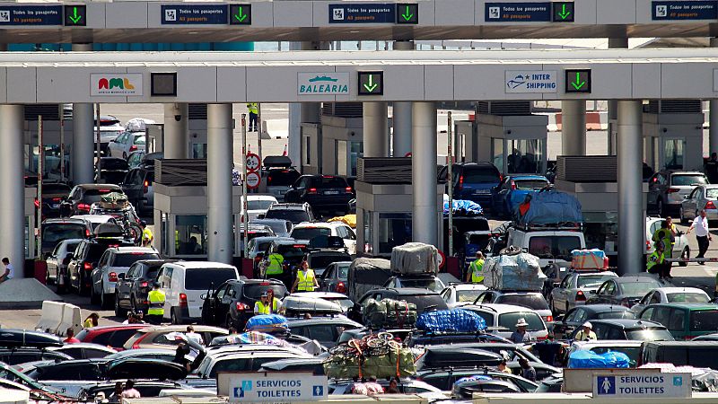 30.000 vehículos embarcarán en Algeciras rumbo al norte de África este fin de semana - ver ahora 