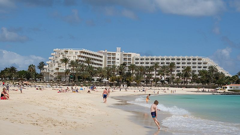 El sector turístico de Baleares y Canarias sufre las primeras cancelaciones por el temor a un 'Brexit' duro - ver ahora 