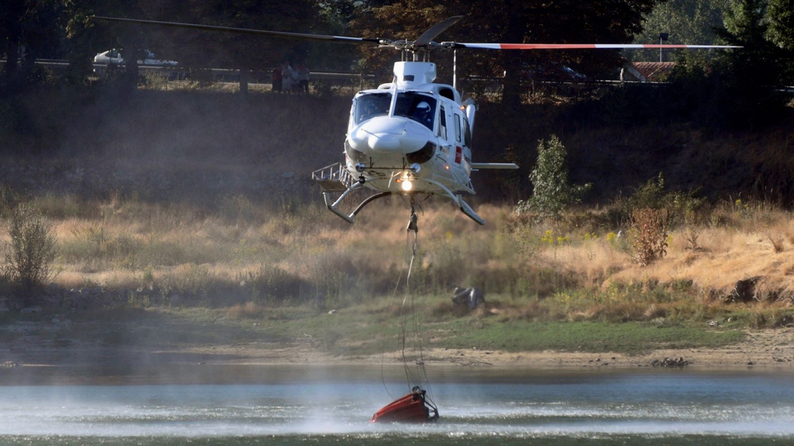 Estabilizan el fuego de Miraflores y frenan el avance del de La Granja a Madrid - Informativo 24h | Ver