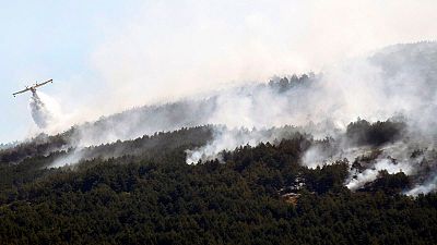 Los servicios de emergencia trabajan para frenar el avance del fuego originado en La Granja de Segovia en el Parque Nacional de Guadarrama, y queha alcanzado una pequea parte la Comunidad de Madridpor Rascafra donde se ha instalado una de las bas