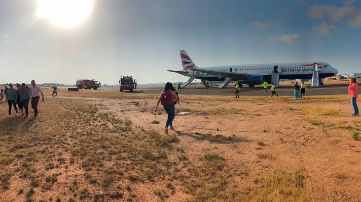 Telediario 1 - Diecinueve heridos leves en el aterrizaje en Valencia de un avión con fuego en un motor