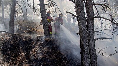 El descenso de las temperaturas juega a favor de los equipos que trabajan para controlarel incendio que comenz el domingo en la Granja de San Ildefonso, en Segovia. El otro fuego, el de Miraflores, en Madrid, est ya controlado. Entre los dos, han 