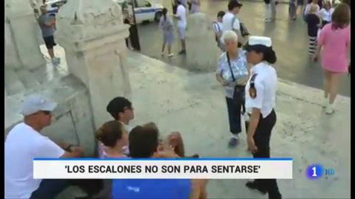 Roma multará a las personas que se sienten en las escaleras de la Plaza de España