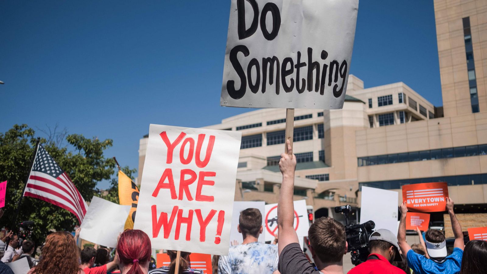Cientos de personas protestan en Dayton y en El Paso contra la visita de Trump y piden control de las armas