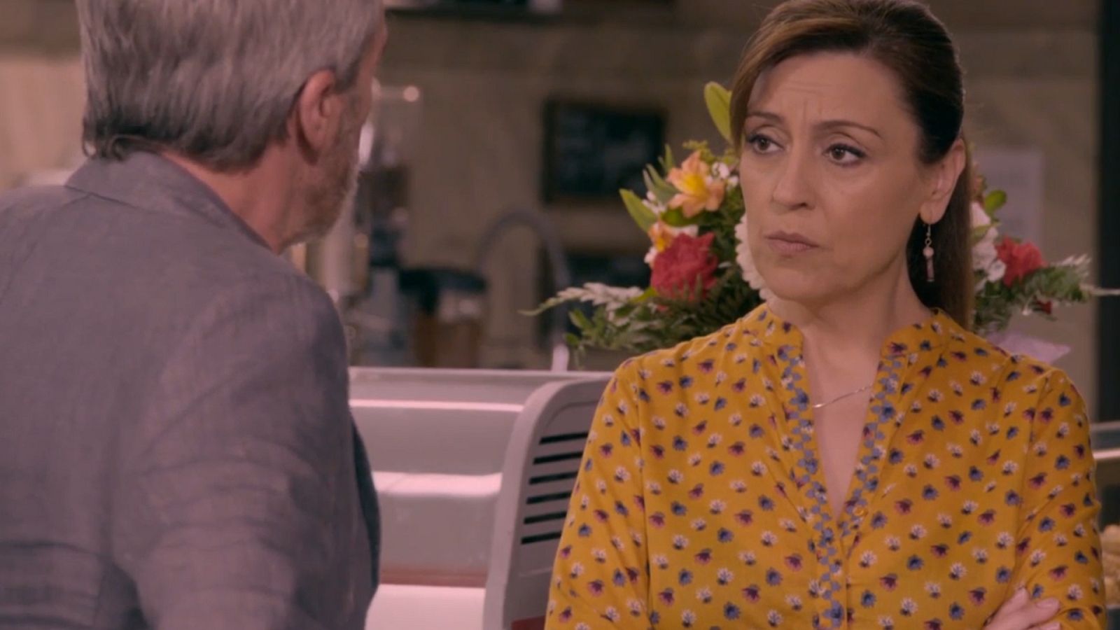 Elías le pide perdon a María con un ramo de flores