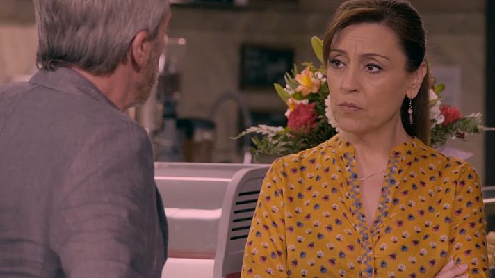 Servir y proteger - Elías le pide perdon a María con un ramo de flores