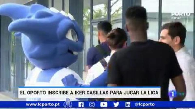 Mientras Casillas sigue recuperándose del infarto que sufrió en mayo, el Oporto le ha inscrito como jugador en la próxima liga portuguesa. No obstante, el portero español pasó a formar parte del staff técnico del club.