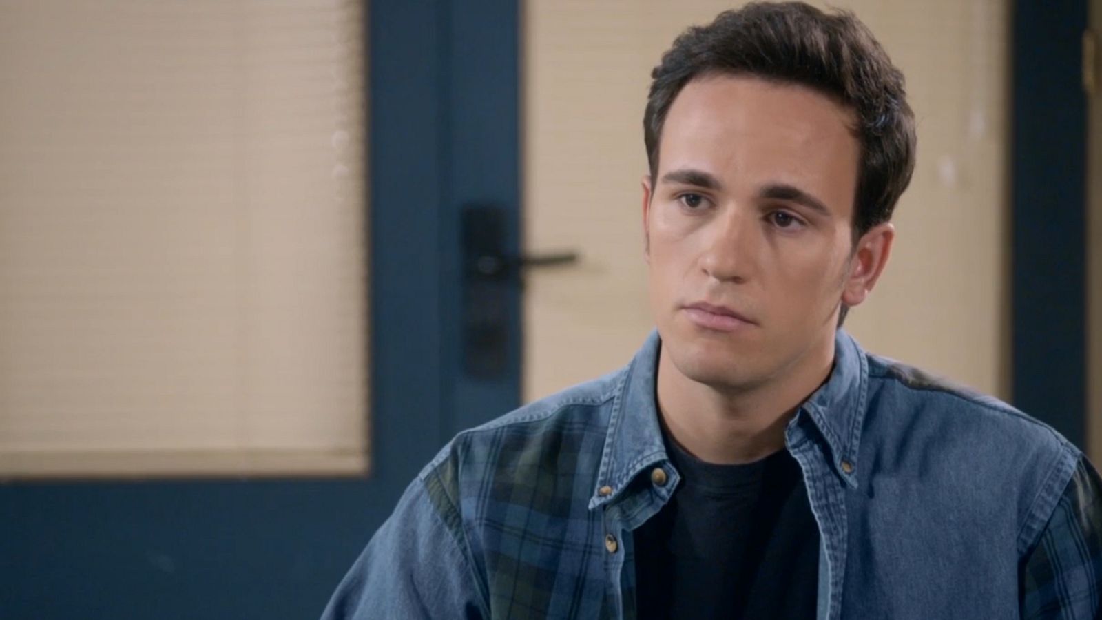 Toni le cuenta a Miralles que Elías ha vuelto a beber