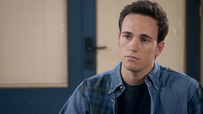 Servir y proteger - Toni le cuenta a Miralles que Elías ha vuelto a beber