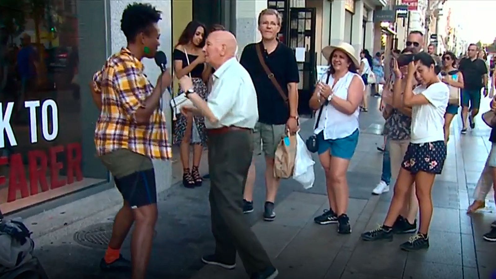 Mariano, el hombre que danza al son de los músicos callejeros: "Yo bailo la vida todos los días"