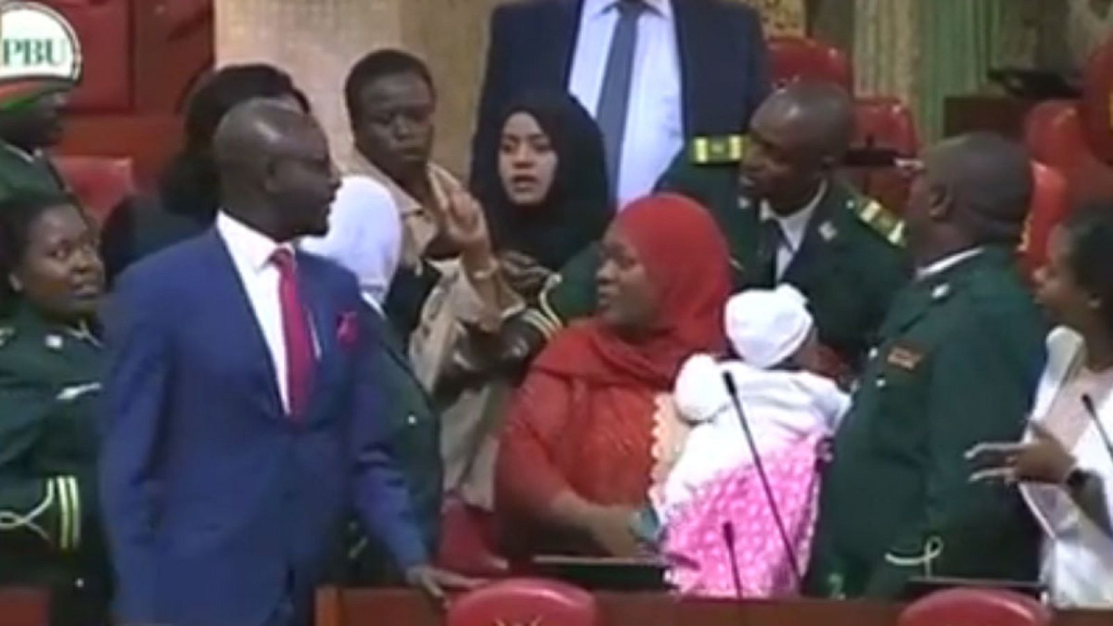 Expulsan a una diputada del Parlamento de Kenia por llevar a su bebé: "Coja a su hijo. Este no es el lugar para eso" - Informativo 24h | Ver