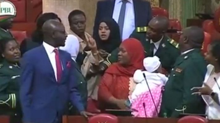 Expulsan a una diputada del Parlamento de Kenia por llevar a su bebé: "Coja a su hijo. Este no es el lugar para eso"