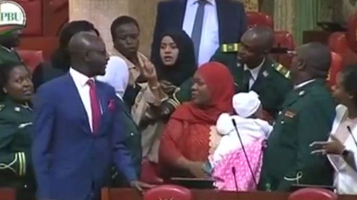 Informativo 24h - Expulsan a una diputada del Parlamento de Kenia por llevar a su bebé: "Coja a su hijo. Este no es el lugar para eso"