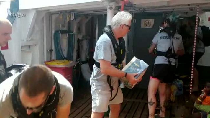 El actor estadounidense Richard Gere reparte comida a bordo del Open Arms 