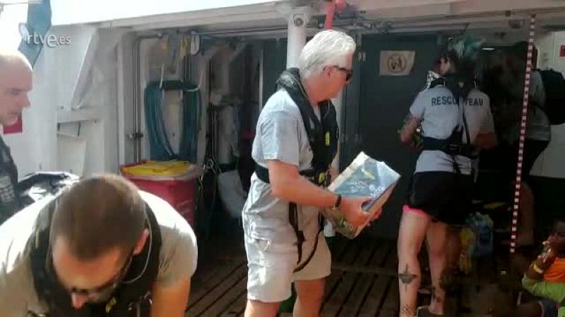 El actor estadounidense Richard Gere lleva víveres al barco de Open Arms