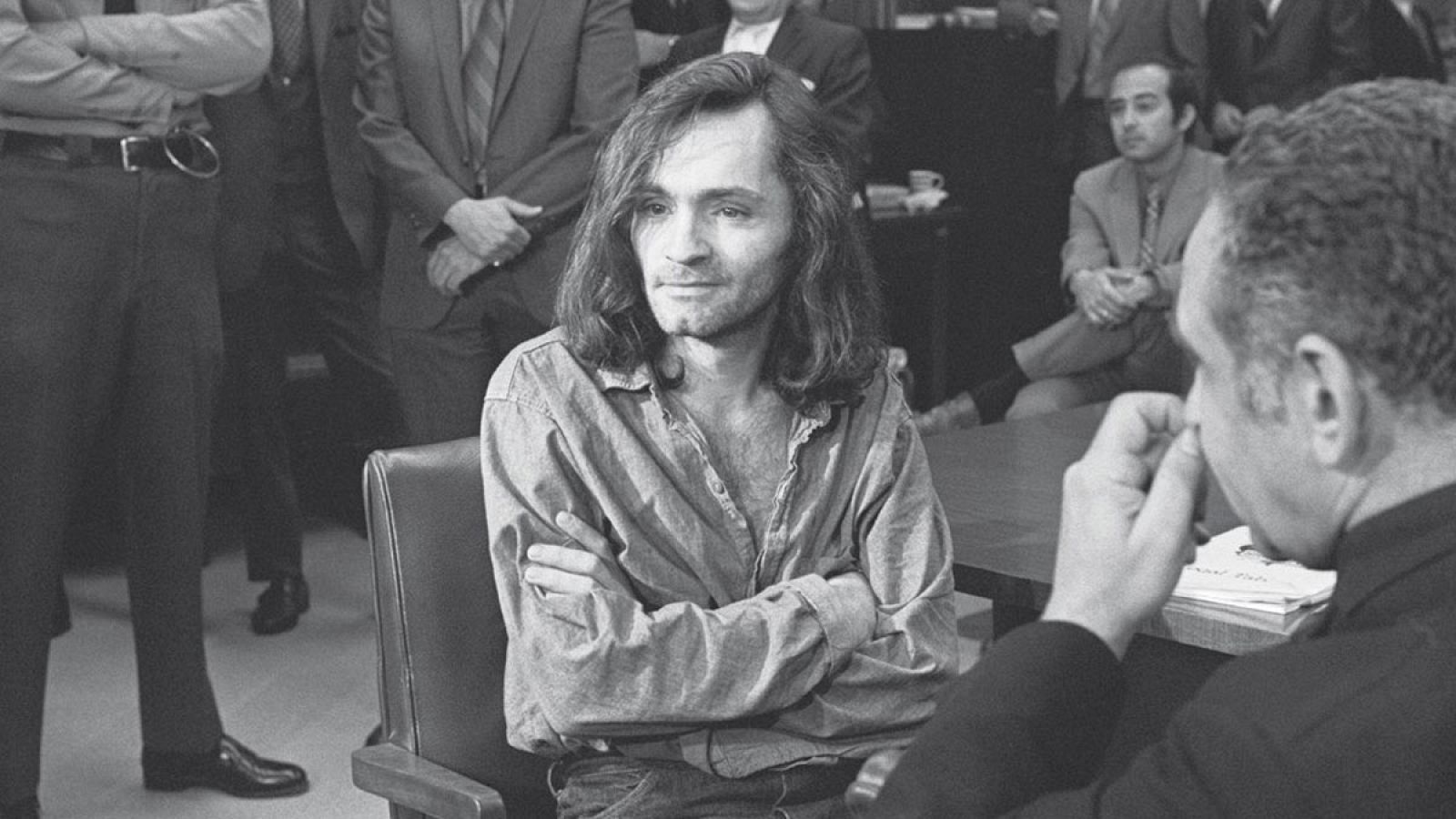 Resultado de imagen para Durante el juicio contra Charles Manson por el asesinato de la actriz Sharon Tate, se escuchó en la sala del tribunal el 'White album' de los Beatles