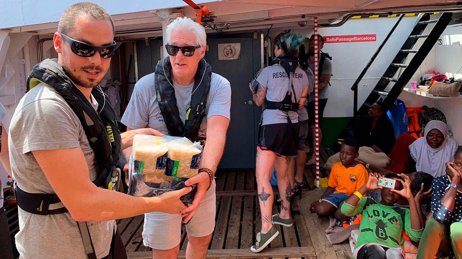 Richard Gere sube al Open Arms para llevar víveres y apoyo: "No estáis solos" | Ver