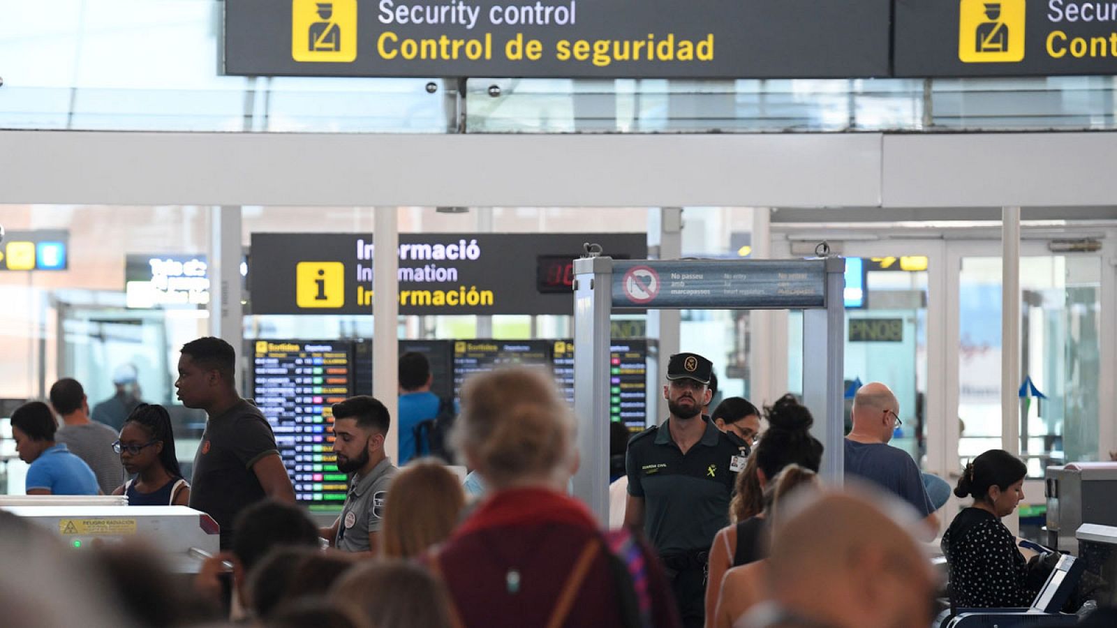 Telediario 1: Colas breves en El Prat durante la primera jornada de huelga de los vigilantes | RTVE Play