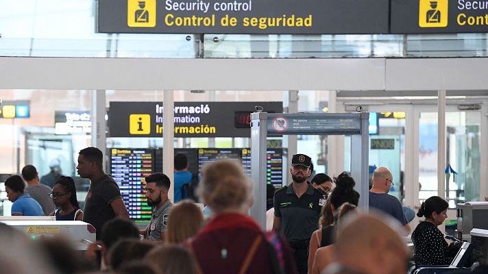 Colas breves en El Prat durante la primera jornada de huelga de los vigilantes