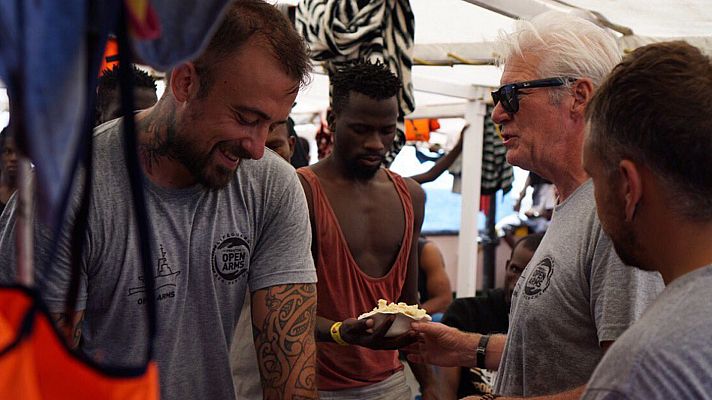 Richard Gere sube al Open Arms con víveres para los migrantes rescatados y visibiliza la situación