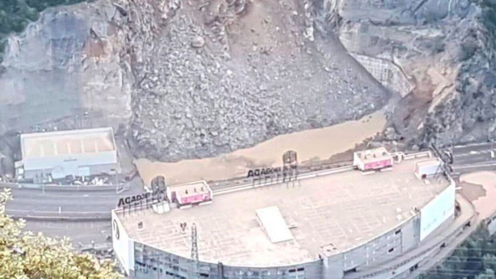 Un desprendimiento obliga a cortar el acceso a Andorra desde La Seu d'Urgell | Ver