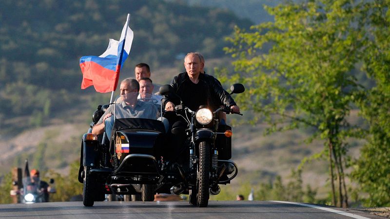 Putin acude a un encuentro de moteros en Crimea en medio de las protestas de la oposición