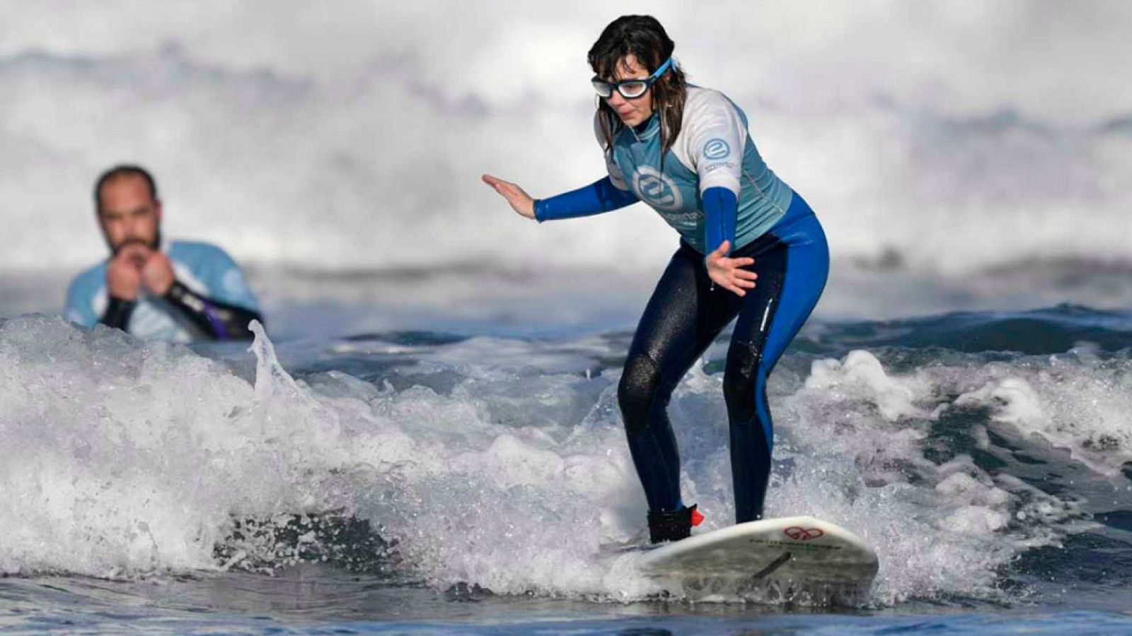 Fue la primera surfista ciega española en participar en un Mundial de surf adaptado. Carmen López supera barreras y sigue superándose cada día.