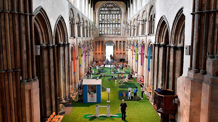 Telediario 1 - El minigolf invade la catedral de Rochester
