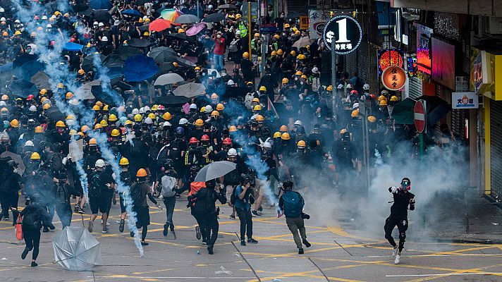 La policía de Hong Kong vuelve a cargar contra los manifestantes