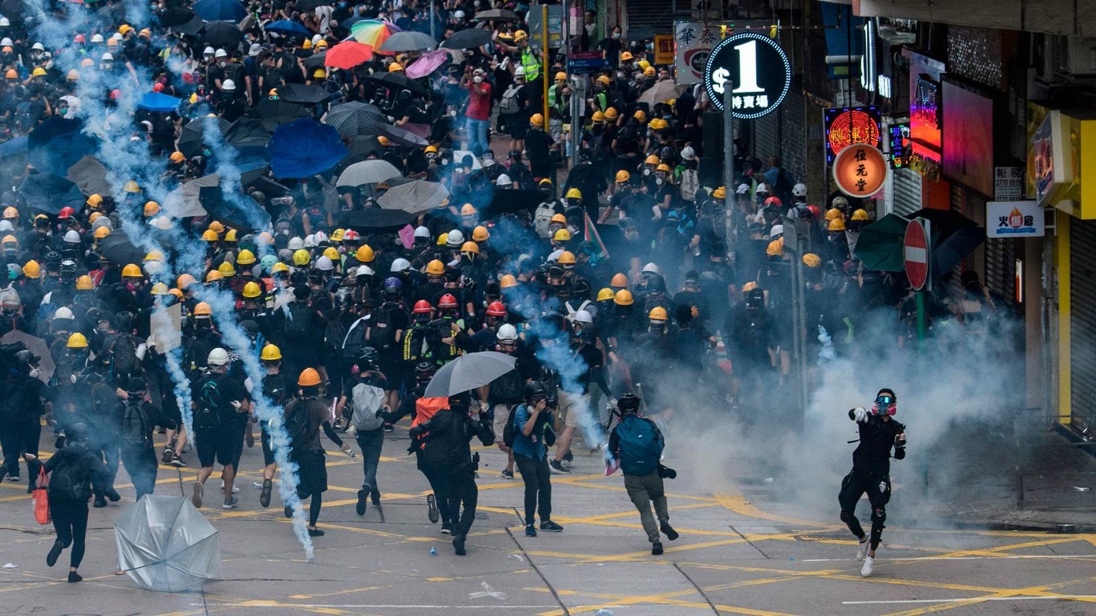 Hong Kong acaba el día envuelto en gases lacrimógenos