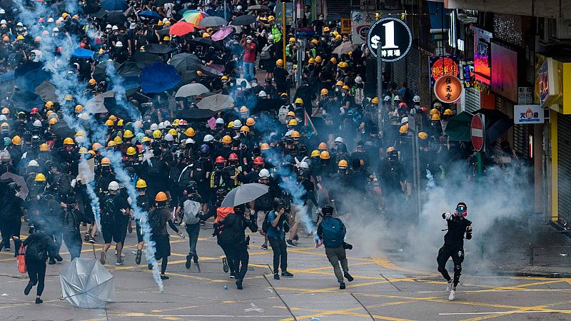 Hong Kong acaba el día envuelto en gases lacrimógenos 