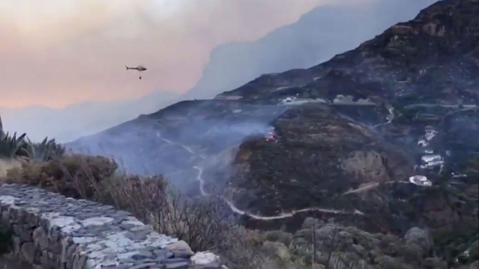 El incendio declarado en la cumbre de Gran Canaria sigue fuera de control y la zona afectada ha aumentado de 1.000 a 1.500 hectáreas. Durante la pasada noche se registraron rachas de viento de 70 kilómetros por hora que dificultaron que se pudiese co