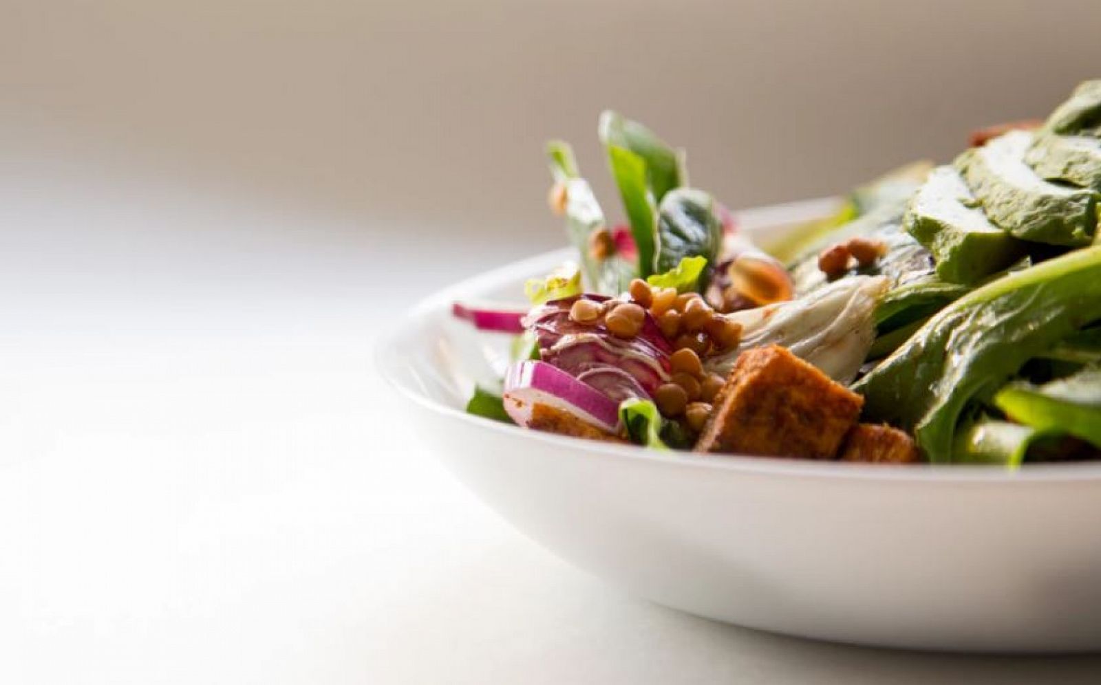 Ensalada con cereales como protagonistas