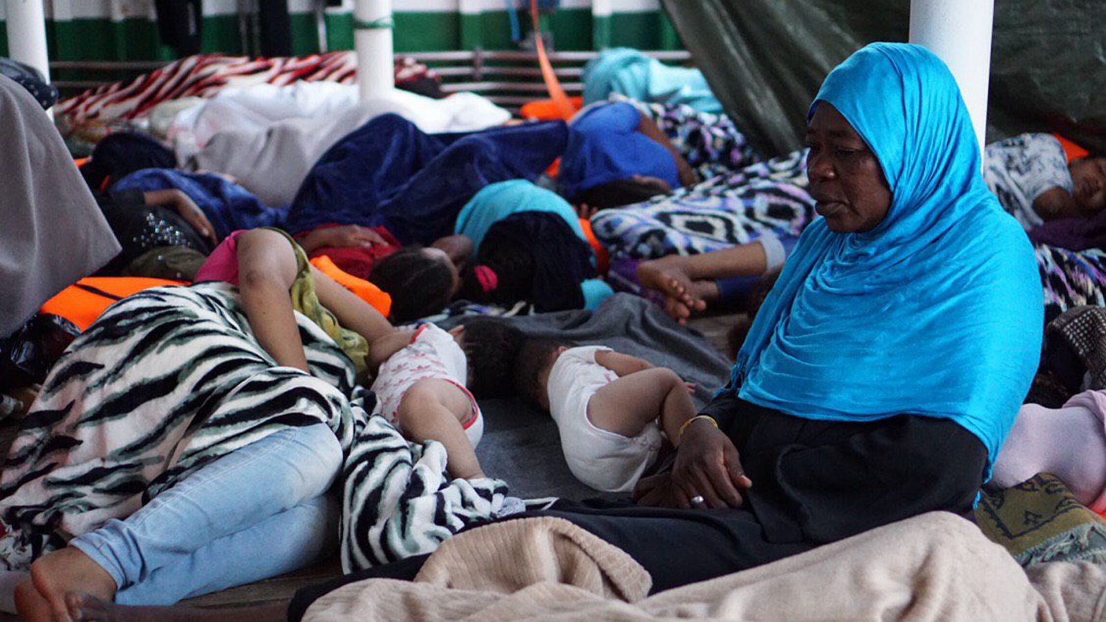 El Open Arms logra evacuar a otras nueve personas mientras espera un puerto seguro