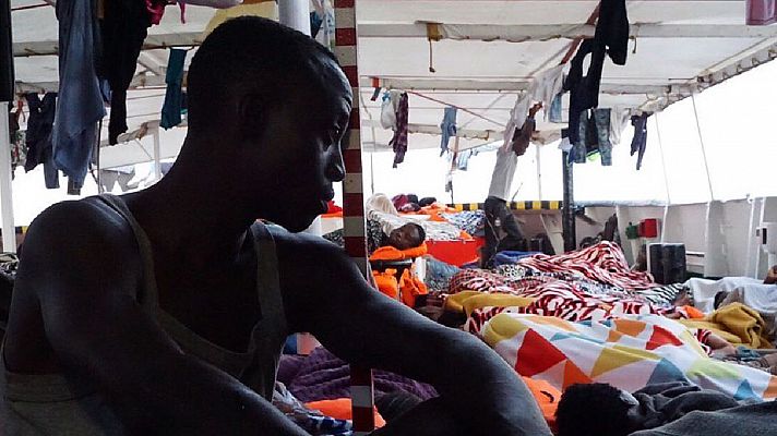Telediario 1 - El Open Arms evacúa a nueve personas y pide asilo para 31 menores en la embajada española en Malta