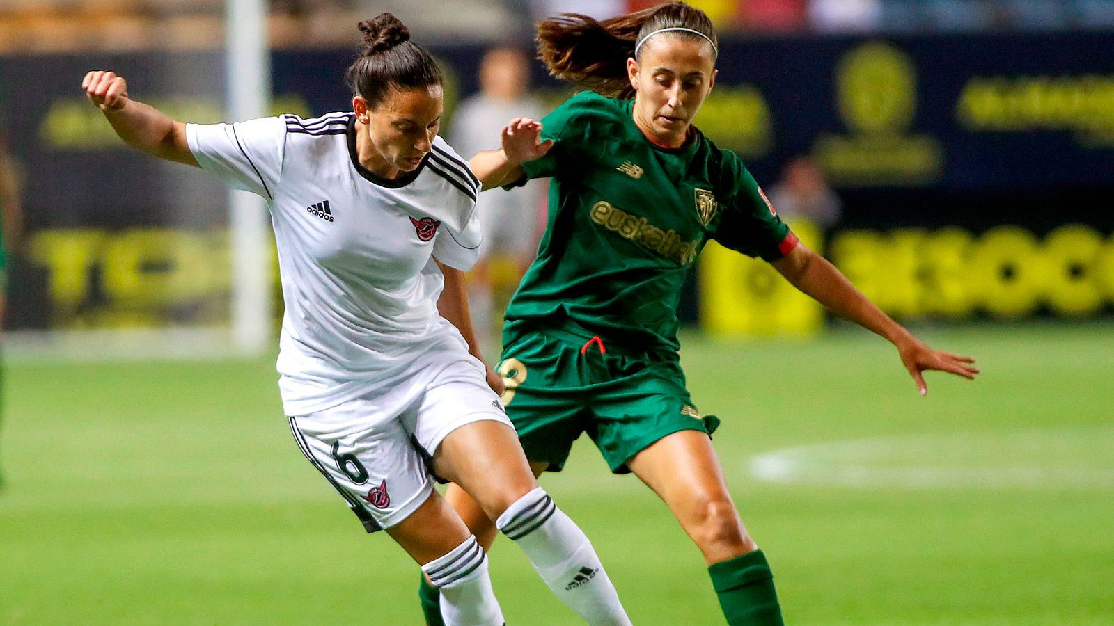 La primera semifinal del novedoso trofeo Ramón de Carranza femenino fue para el Athletic Club, que ganó al Tacón gracias a un gol de penalti (1-0).