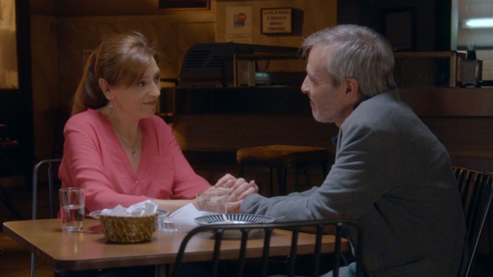 Servir y Proteger - María y Elías se despiden con un gran abrazo y un beso - rtve.es