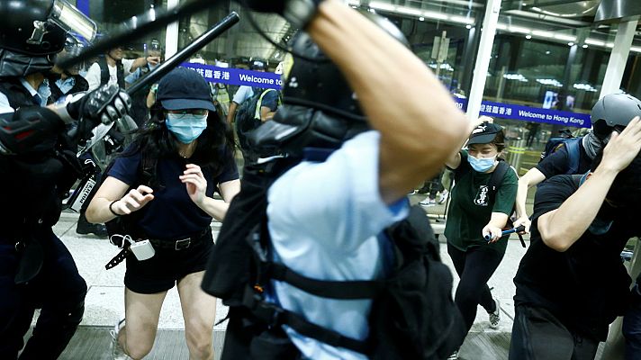 Telediario 1 - Violentos choques entre policía y manifestantes en el aeropuerto de Hong Kong