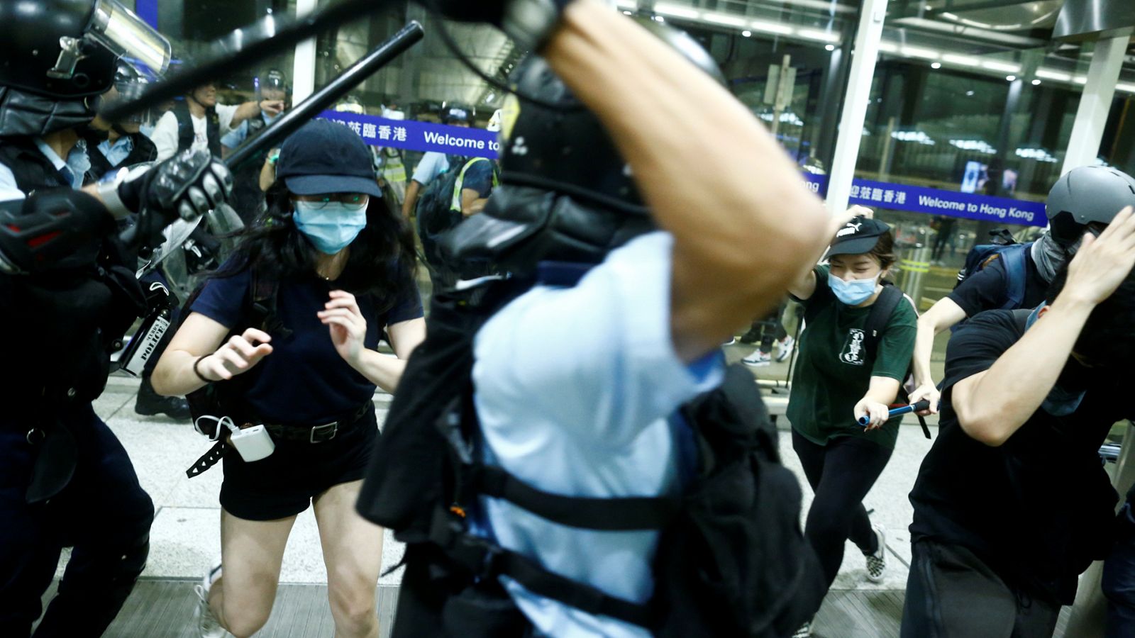Violentos choques entre policía y manifestantes en el aeropuerto de Hong Kong