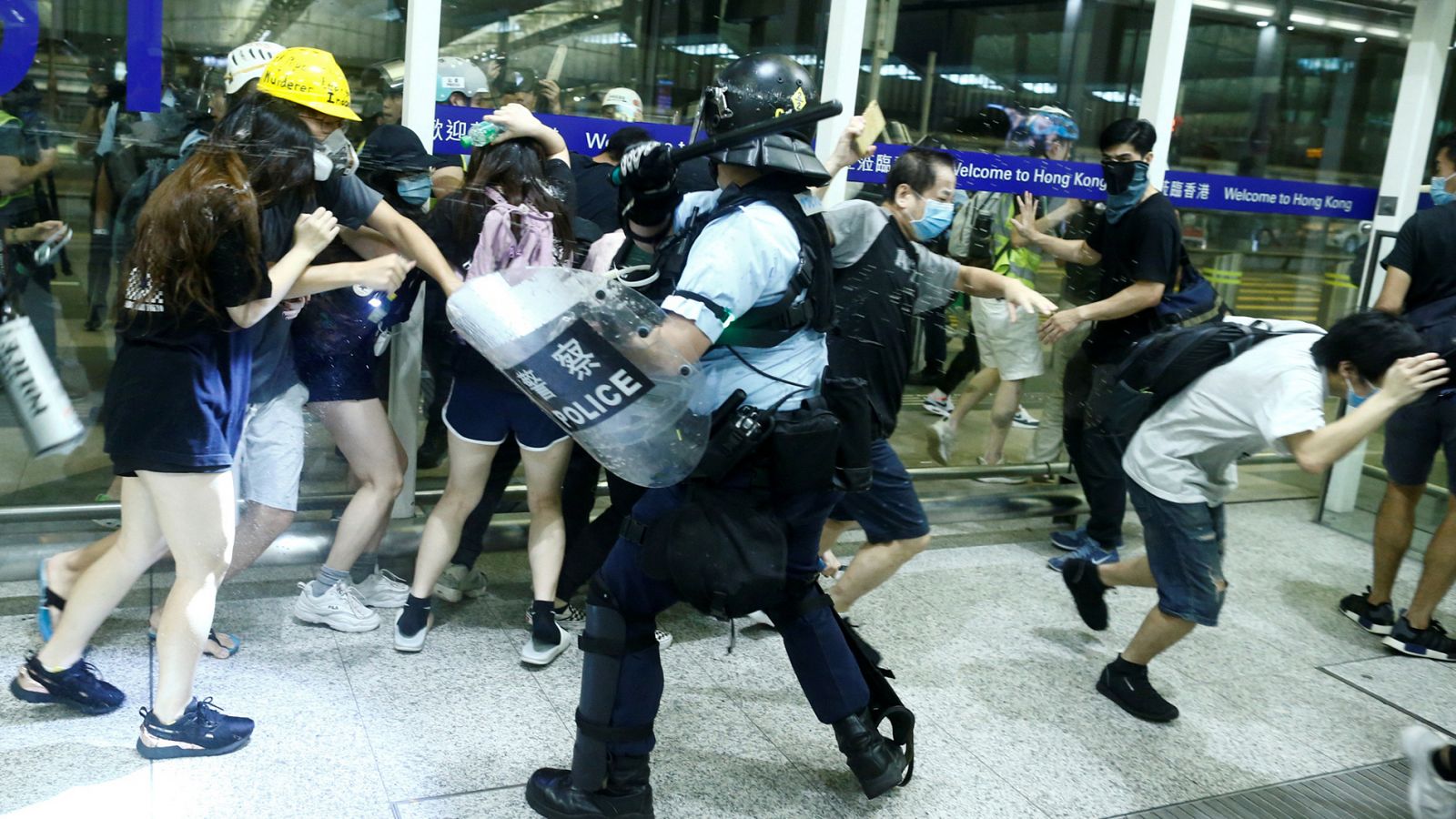 Telediario 1: La policía carga contra los manifestantes en el aeropuerto de Hong Kong en el segundo día de bloqueo | RTVE Play