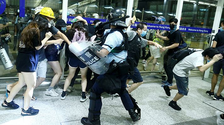 La policía carga contra los manifestantes en el aeropuerto de Hong Kong en el segundo día de bloqueo