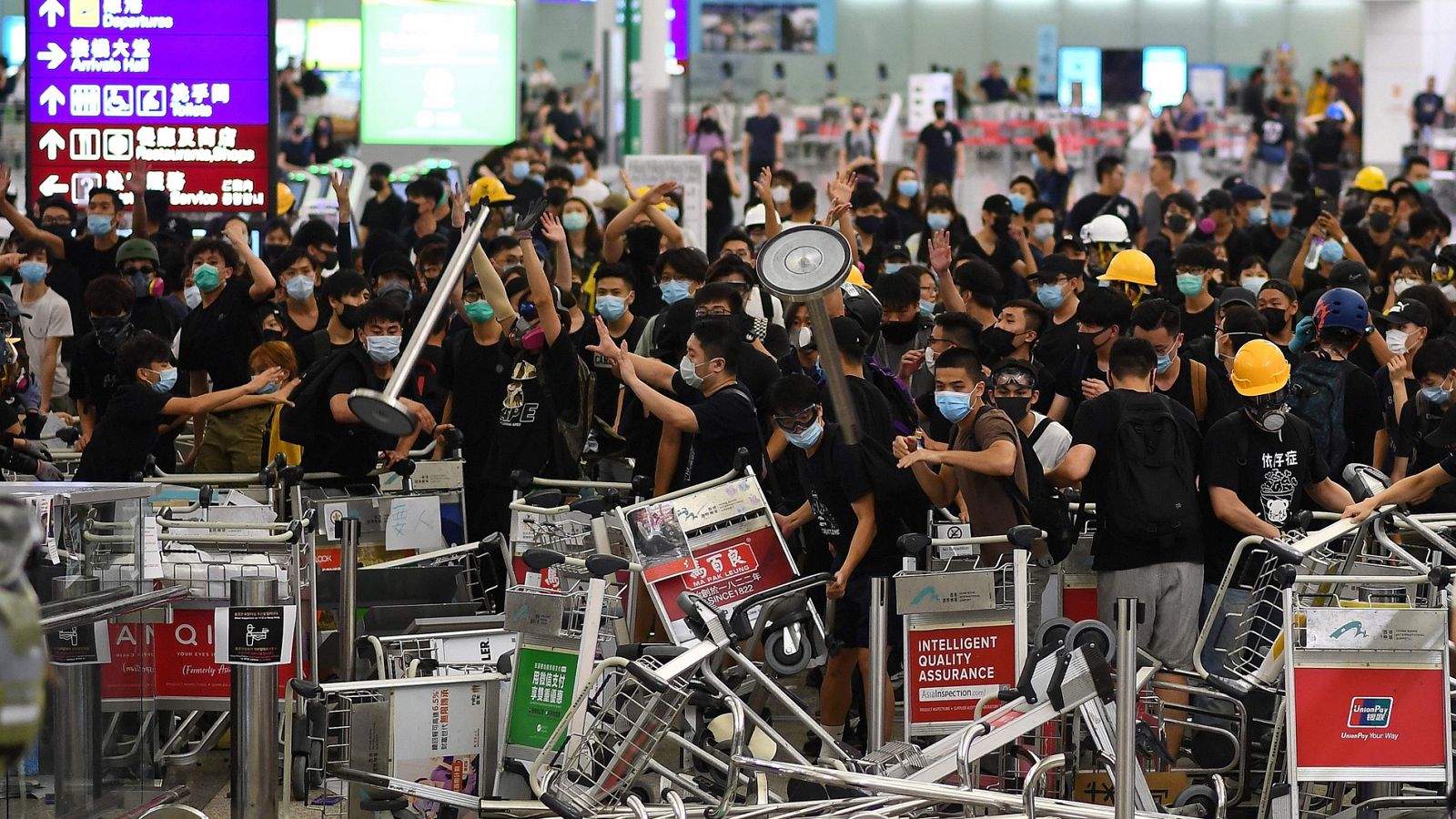 Telediario 1: Las autoridades de Hong Kong piden que se prohiban las protestas en el aeropuerto para evitar su colapso | RTVE Play