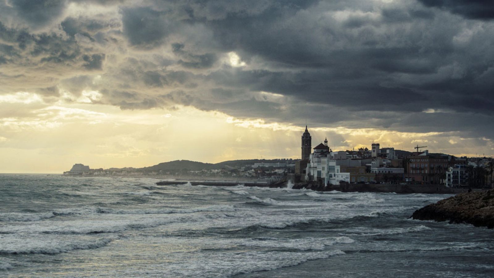 Calor en la mitad sur peninsular y chubascos en noroeste de Cataluña - ver ahora