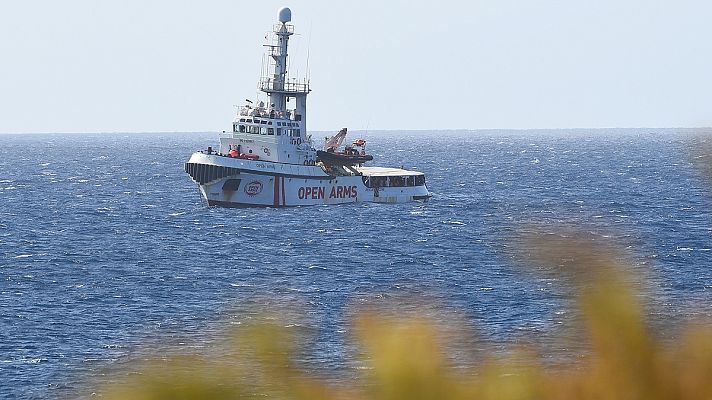 El Open Arms, en aguas italianas: "Saben que aún no hay puerto para ellos, pero ver tierra firme les calma"